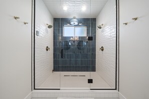 Douche, séchoir à cheveux, serviettes fournies