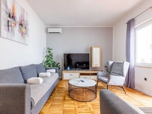 Ferienhaus (Two Bedroom Holiday Home) | Wohnzimmer | 32-Zoll-Flachbildfernseher mit Kabelempfang