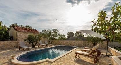 Modern Escape With Private Pool, Sauna, Game Room & Bbq, Near Zadar