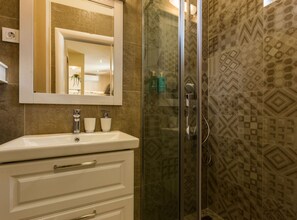 Dobbeltrom (Deluxe Double Room With balcony (Room) | Bad | Dusj og håndklær