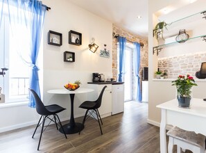 Kahden hengen huone (Deluxe Double Room With balcony (Room) | Yksityinen keittiö | Jääkaappi
