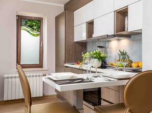 Huoneisto (One Bedroom Apartment (Romantic)) | Yksityinen keittiö | Jääkaappi