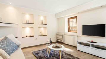 Căn hộ (One Bedroom Apartment (Relax)) | Phòng khách | TV màn hình phẳng 32-inch có truyền hình vệ tinh