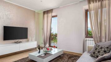 Apartment (One Bedroom Apartment (Romantic)) | Living room | 32-inch flat-screen TV with satellite channels