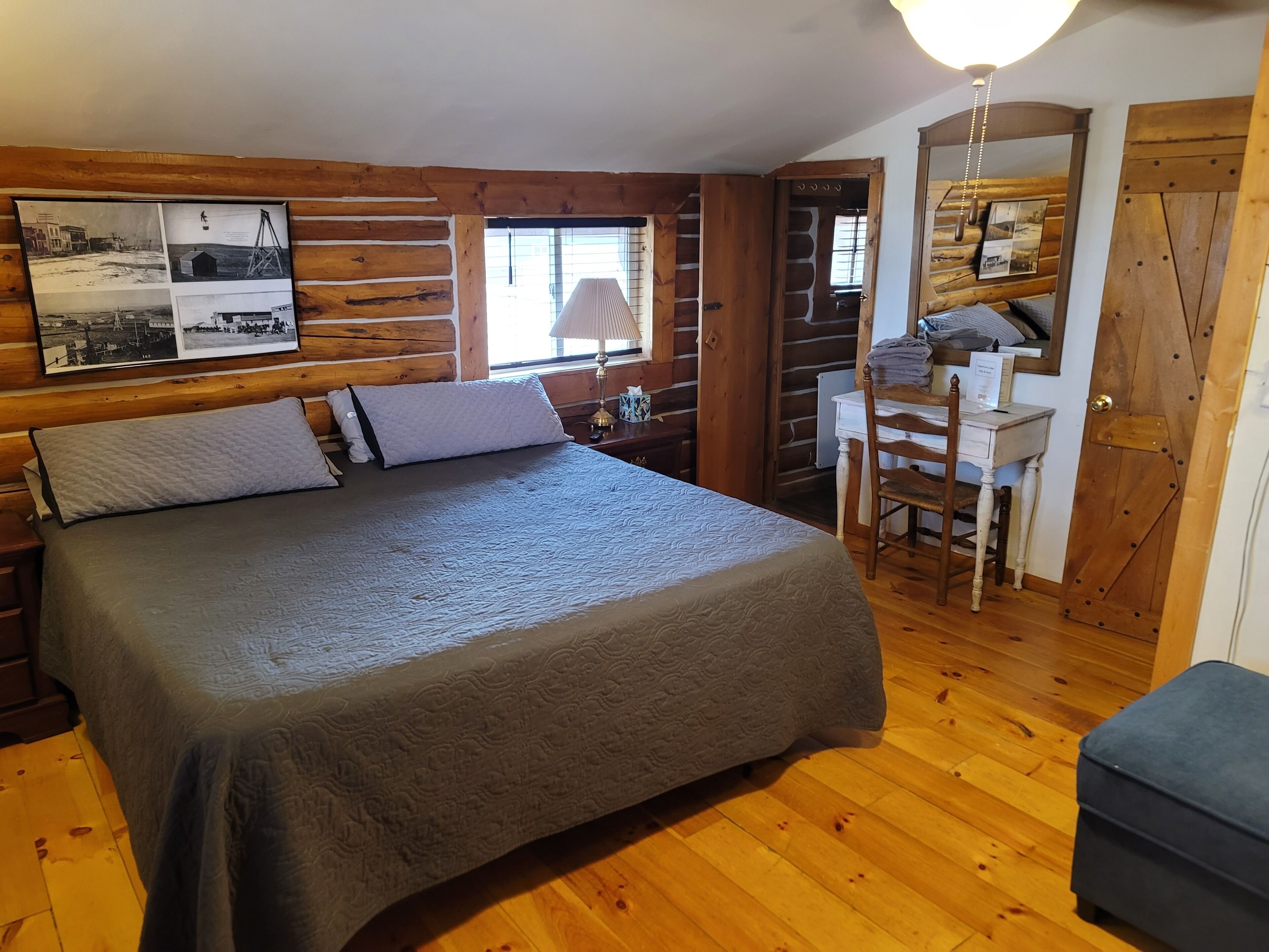 Deluxe Suite, Balcony, Mountain View | Living area