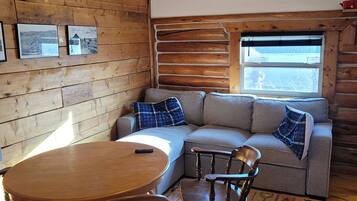 Comfort Suite, Balcony, Mountain View | In-room dining