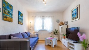 Hus (Two Bedroom Holiday Home) | Oppholdsrom | En 32-tommers Flatskjerm-TV med kabel-kanaler