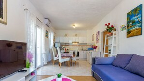 Hus (Two Bedroom Holiday Home) | Oppholdsrom | En 32-tommers Flatskjerm-TV med kabel-kanaler