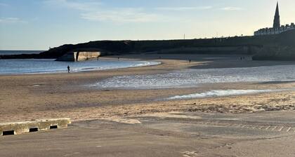 Charming 3-bedroom apartment with WiFi in Cullercoats