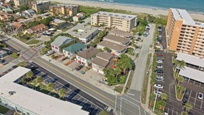 Une vue aérienne d’une ville côtière, avec ses bâtiments, ses rues et sa plage.