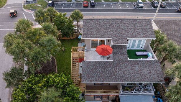 Il s’agit d’une propriété résidentielle comprenant une maison à deux étages, un patio couvert et une cour clôturée.