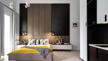 1 habitación, decoración personalizada y tabla de planchar con plancha