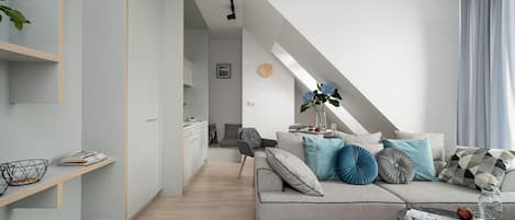 Deluxe Studio Suite | Individually decorated, iron/ironing board, free WiFi, bed sheets