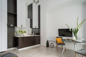 Decoración personalizada, tabla de planchar con plancha y wifi gratis 