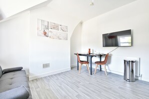 Comfort appartement, 1 kingsize bed met slaapbank | Woonruimte | Een 42-inch smart-tv met digitale zenders