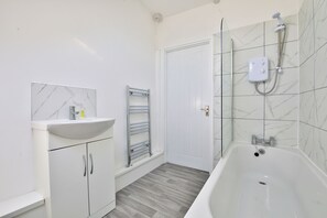 Comfort Apartment, 1 King Bed with Sofa bed | Bathroom