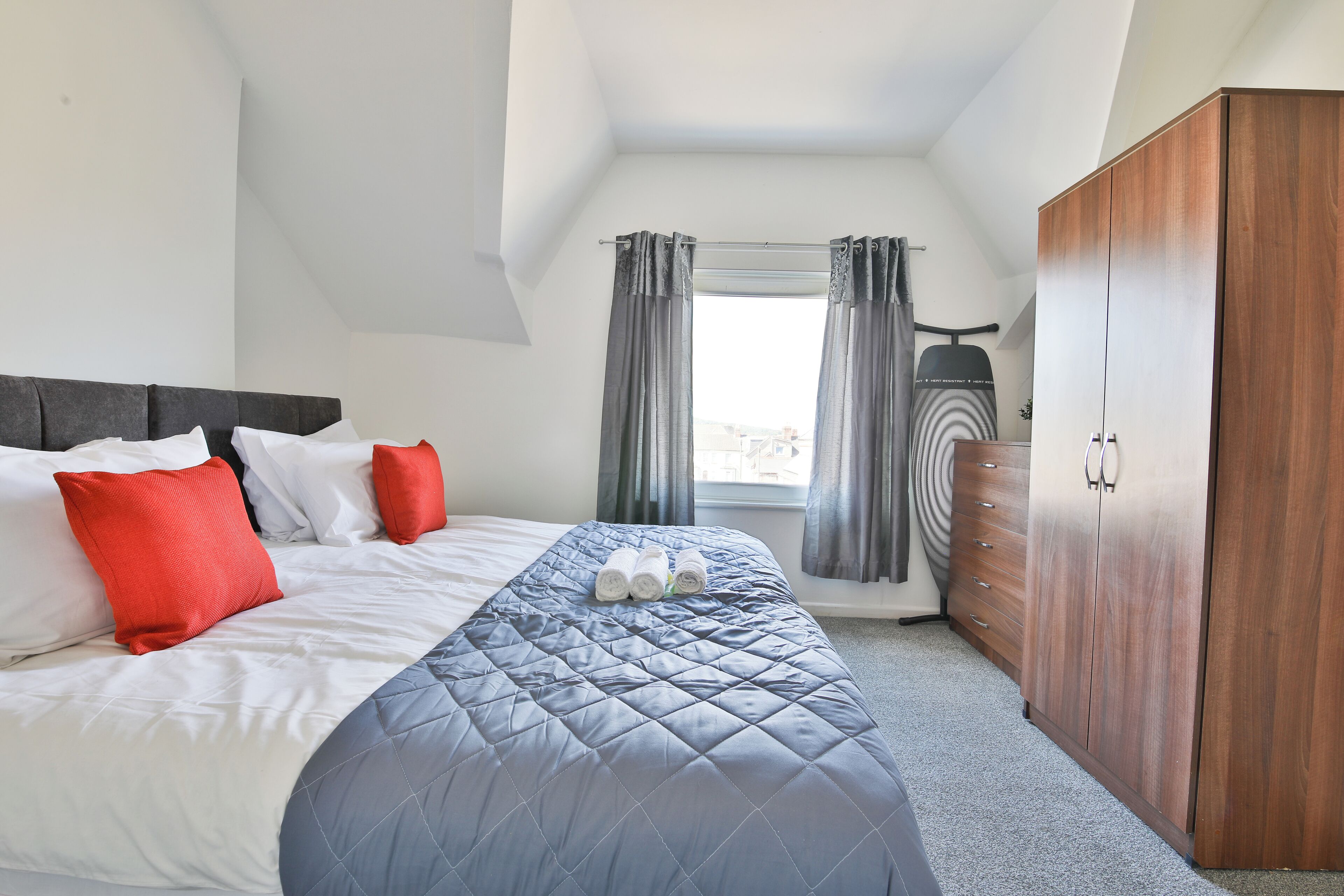 Apartemen Comfort, 1 Tempat Tidur King dengan tempat tidur Sofa | 1 kamar tidur, meja kerja, dan ruang kerja ramah laptop