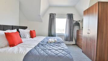 Comfort Apartment, 1 King Bed with Sofa bed | 1 bedroom, desk, laptop workspace, iron/ironing board