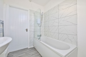 Comfort-Apartment, 1 King-Bett und Schlafsofa | Badezimmer | Duschwanne, kostenlose Toilettenartikel, Haartrockner, Handtücher
