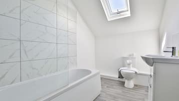 Comfort Apartment, 1 King Bed with Sofa bed | Bathroom