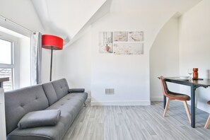 コンフォート アパートメント キングベッド 1 台ソファーベッド付き | リビング エリア | 42 インチのスマートテレビ (デジタル放送視聴可)