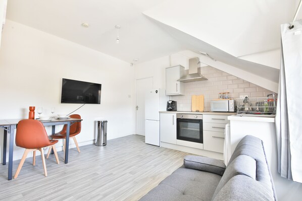 Appartement Confort, 1 très grand lit et 1 canapé-lit | Coin séjour | TV connectée de 42 pouces avec chaînes numériques