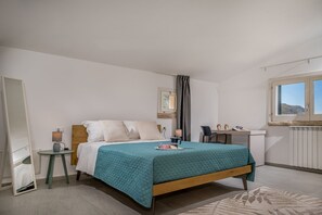 5 bedrooms, desk, iron/ironing board, WiFi