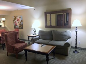 TV, fireplace, printers - Perfect for large groups. 8BDR/8BA package in Historic Powhatan Resort. (Williamsburg)