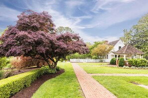 Property grounds - Perfect for large groups. 8BDR/8BA package in Historic Powhatan Resort. (Williamsburg)