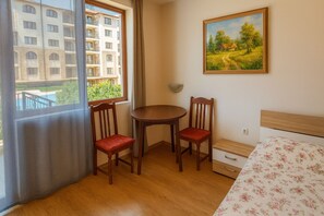 1 chambre, fer et planche à repasser, Wi-Fi, literie fournie