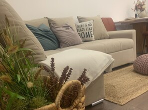 Apartment (One Bedroom Apartment 3) | Ruang tamu | 32 inci televisyen skrin rata dengan satelit