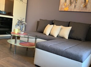 Apartamento (One Bedroom Apartment 5) | Sala de estar | Televisión de pantalla plana de 32 pulgadas con canales por satélite