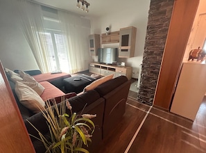 อพาร์ทเมนท์ (Two Bedroom Apartment 6) | ห้องนั่งเล่น | ทีวีจอแบน 32 นิ้ว พร้อมช่องดาวเทียม