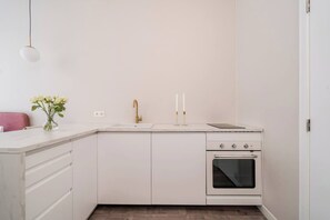 Fridge, oven, stovetop, cookware/dishes/utensils - Glamorous -Chic Renovated Studio (Antwerp)
