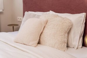 1 bedroom, WiFi, bed sheets - Glamorous -Chic Renovated Studio (Antwerp)