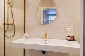 Hair dryer, towels, soap, shampoo - Glamorous -Chic Renovated Studio (Antwerp)