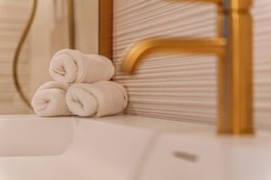 ヘアドライヤー、タオル、石鹸、シャンプー