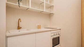 Fridge, oven, stovetop, cookware/dishes/utensils