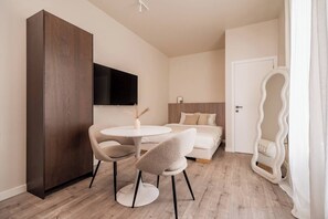 1 bedroom, WiFi, bed sheets - Wellness - Chic Renovated Studio (Antwerp)