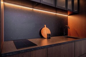 Fridge, oven, stovetop, cookware/dishes/utensils - Travel - Chic & Renovated Studio (Antwerp)