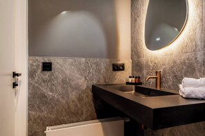 Secadora de cabello, toallas, jabón, papel de baño 