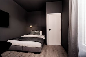 1 bedroom, WiFi, bed sheets - Industrial-Chic Renovated Studio (Antwerp)