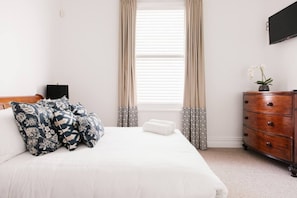 4 عدّة غرف نوم ومكتب ومكواة/لوح كي وسرير سفر