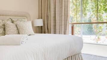 4 bedrooms, desk, iron/ironing board, travel cot