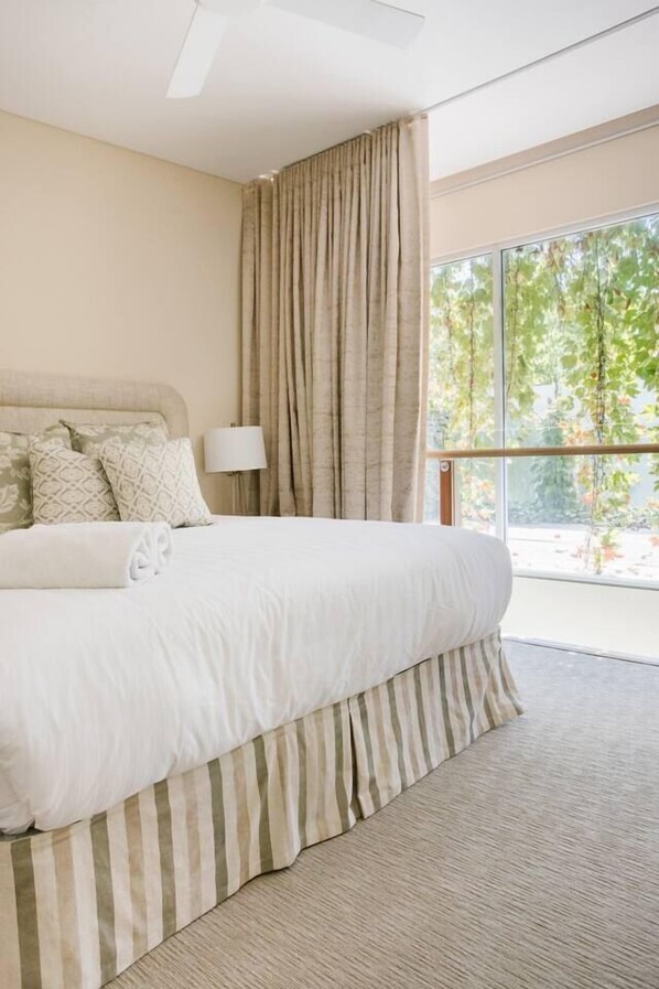 4 chambres, bureau, fer et planche à repasser, lit de bébé portatif