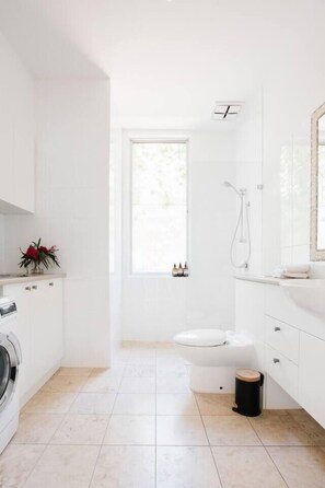 Hair dryer, towels - Entire Luxury Character Home - CBD (North Adelaide)