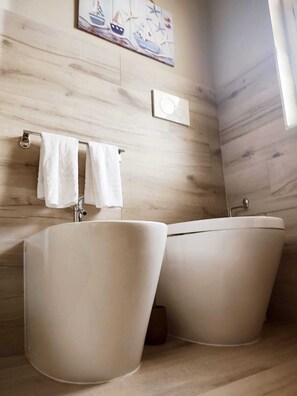 Dusche, Haartrockner, Bidet, Handtücher