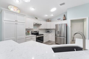 Fridge, microwave, oven, stovetop - Charming 3-bedroom house with Golf Cart and Best Location in the Villages (The Villages)