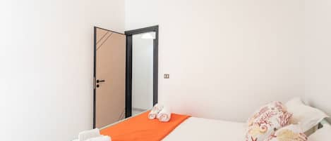 3 室のベッドルーム、WiFi (無料)、ベッドシーツ