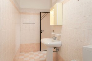 Een douche, een haardroger, een bidet, handdoeken